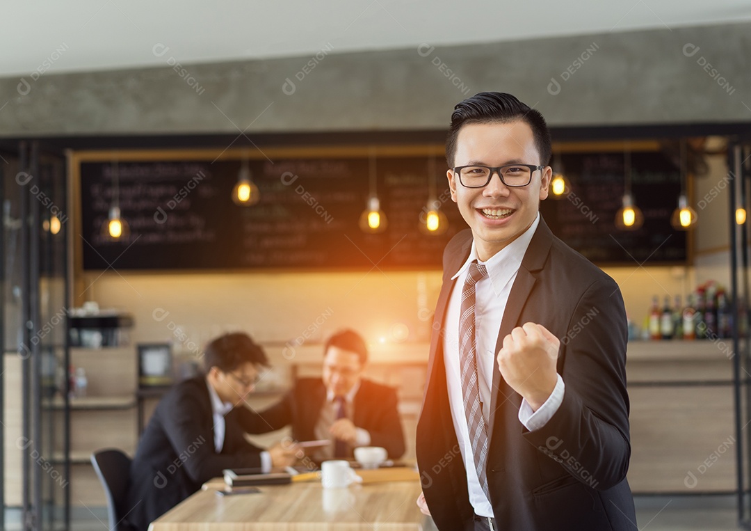 Empresários que encontram o trabalho em equipe