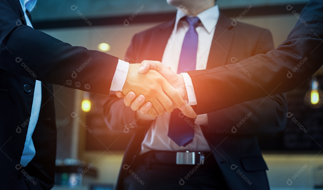 Empresários que encontram o trabalho em equipe