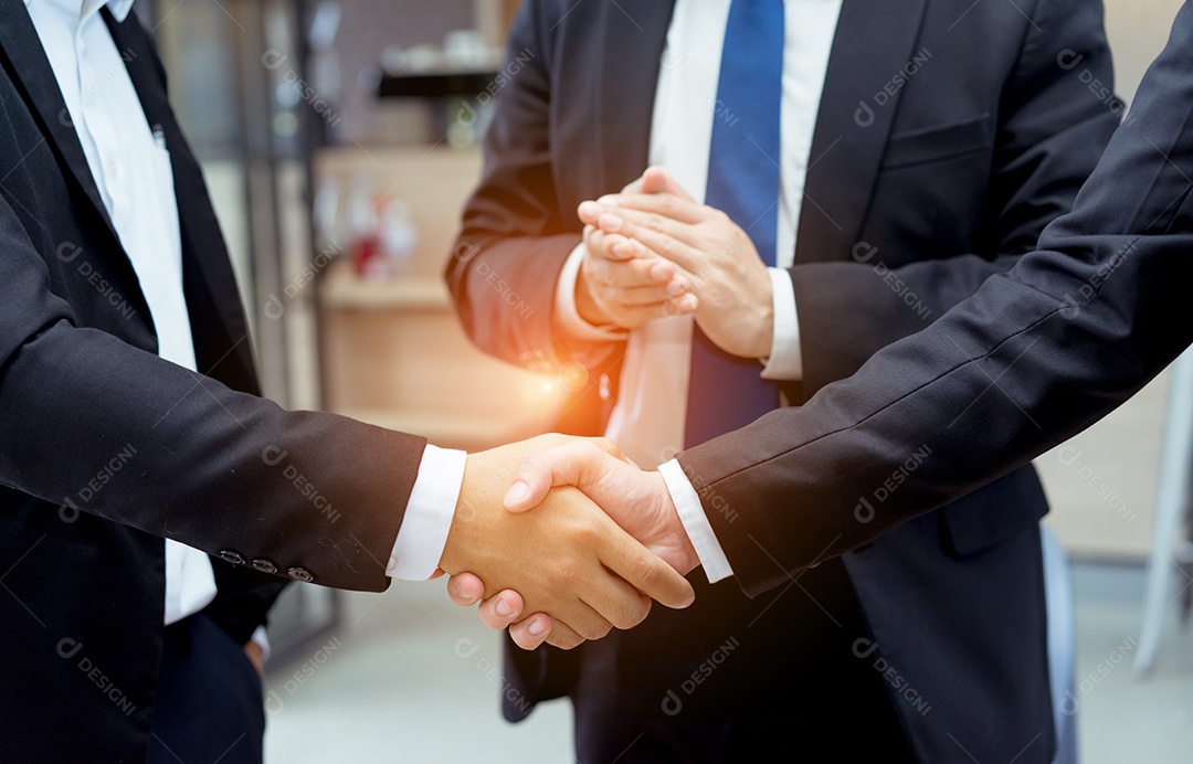 Empresários que encontram o trabalho em equipe