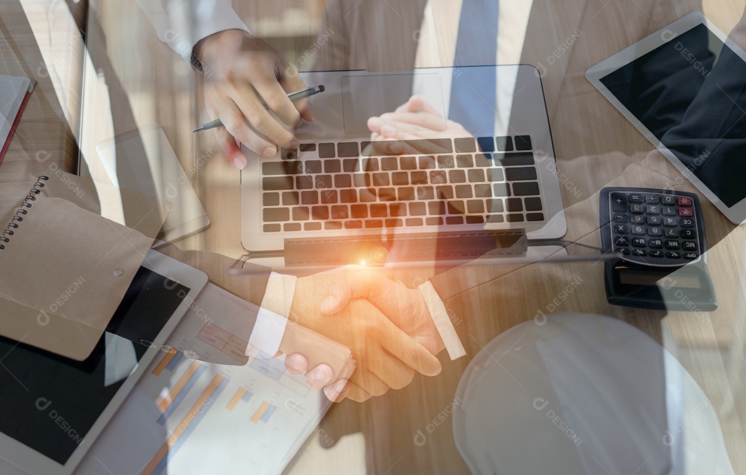 Empresários que encontram o trabalho em equipe