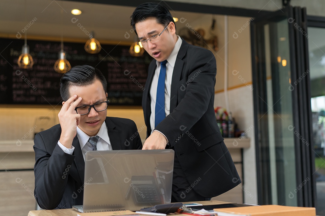 Empresários com óculos juntos com problemas sérios na empresa