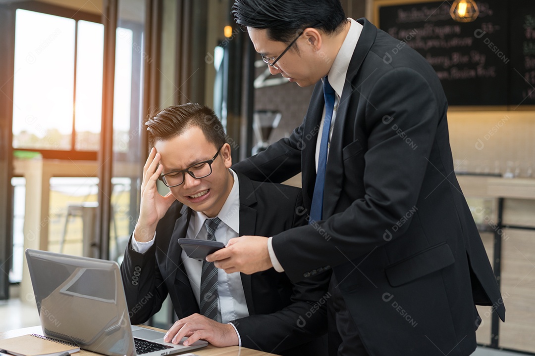 Empresários com óculos juntos com problema sério na empresa