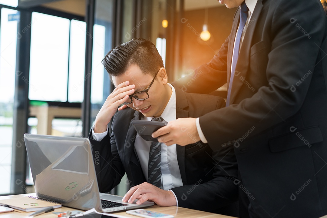 Empresários com óculos juntos com problema sério na empresa