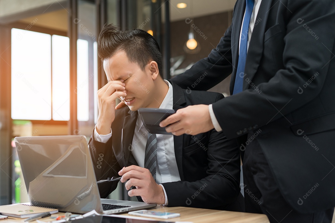 Empresários com óculos juntos com problema sério na empresa