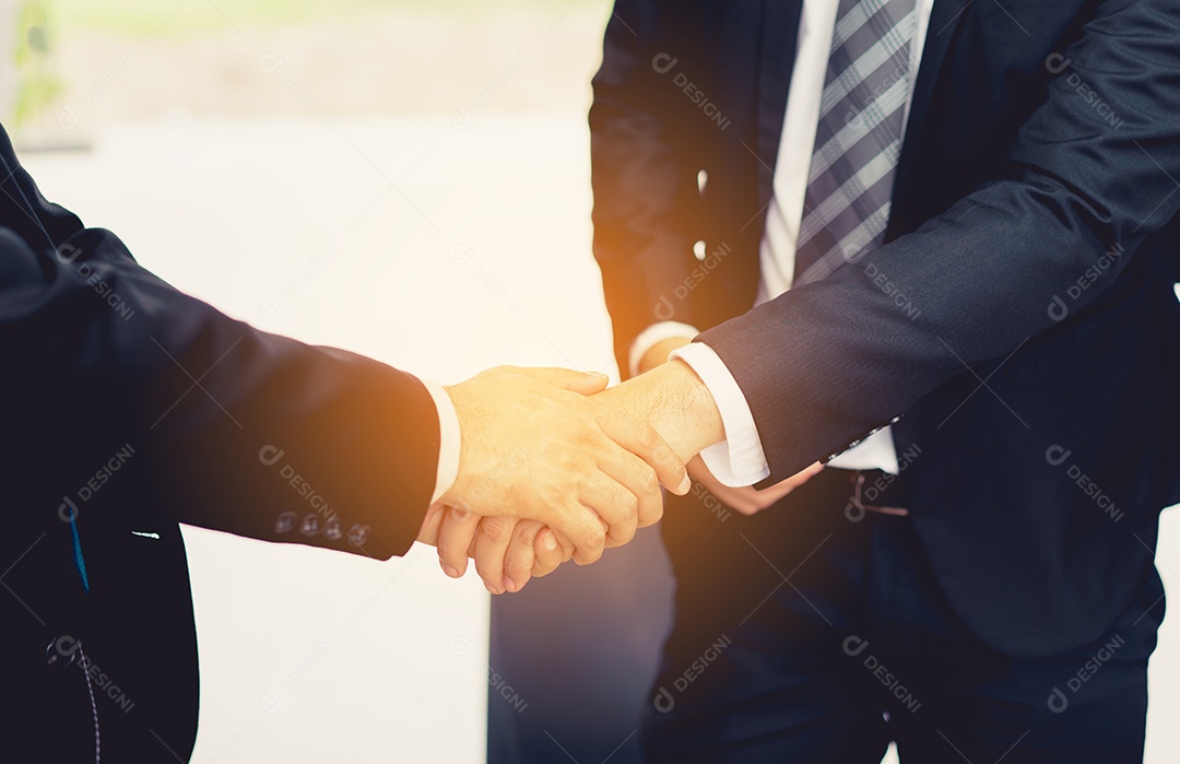 Trabalho em equipe de aperto de mão de dois empresários