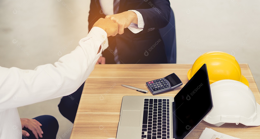 Trabalho em equipe de aperto de mão de dois empresários