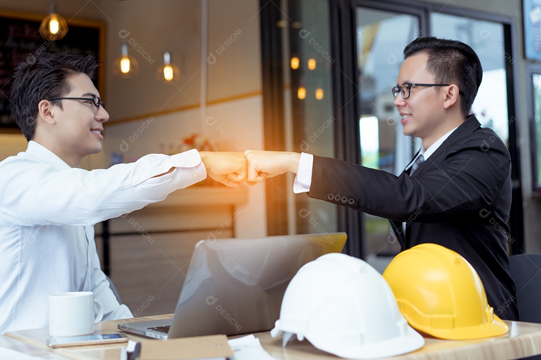 Trabalho em equipe de aperto de mão de dois empresários