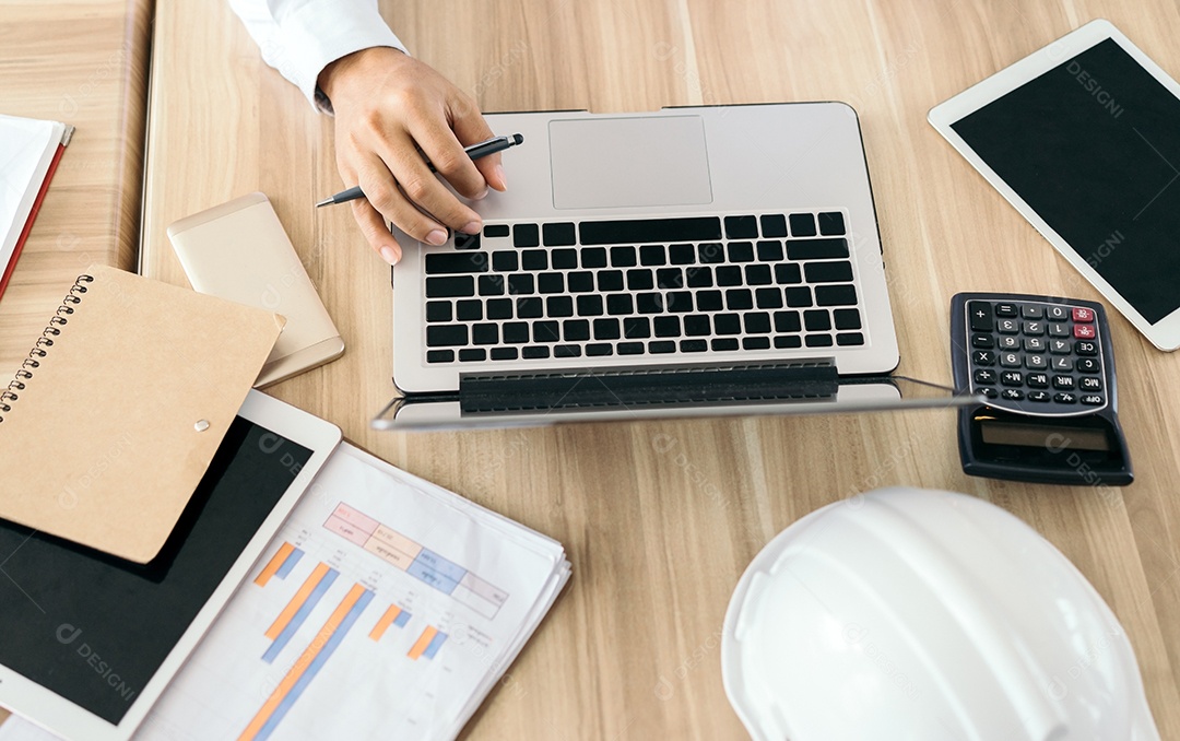 Empresário usando equipamento de escritório de acessórios