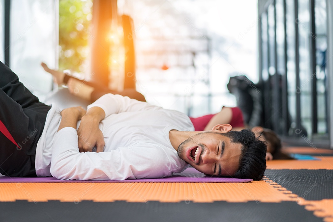 Jovens asiáticos e mulheres feridos praticam exercícios aeróbicos com bola de ioga