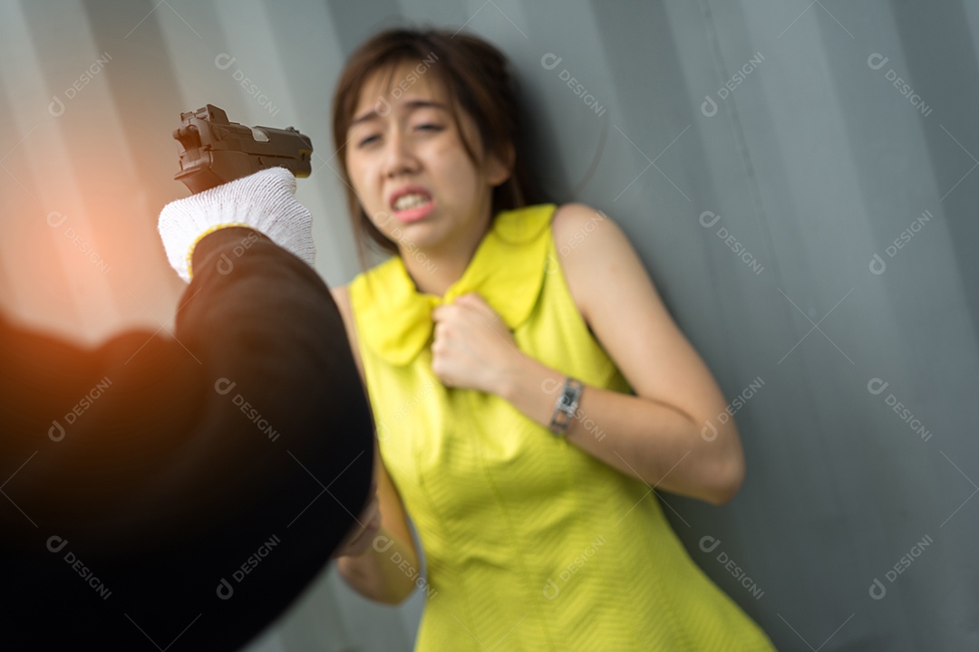 Homem bandido segurando revólver para sequestrar mulher