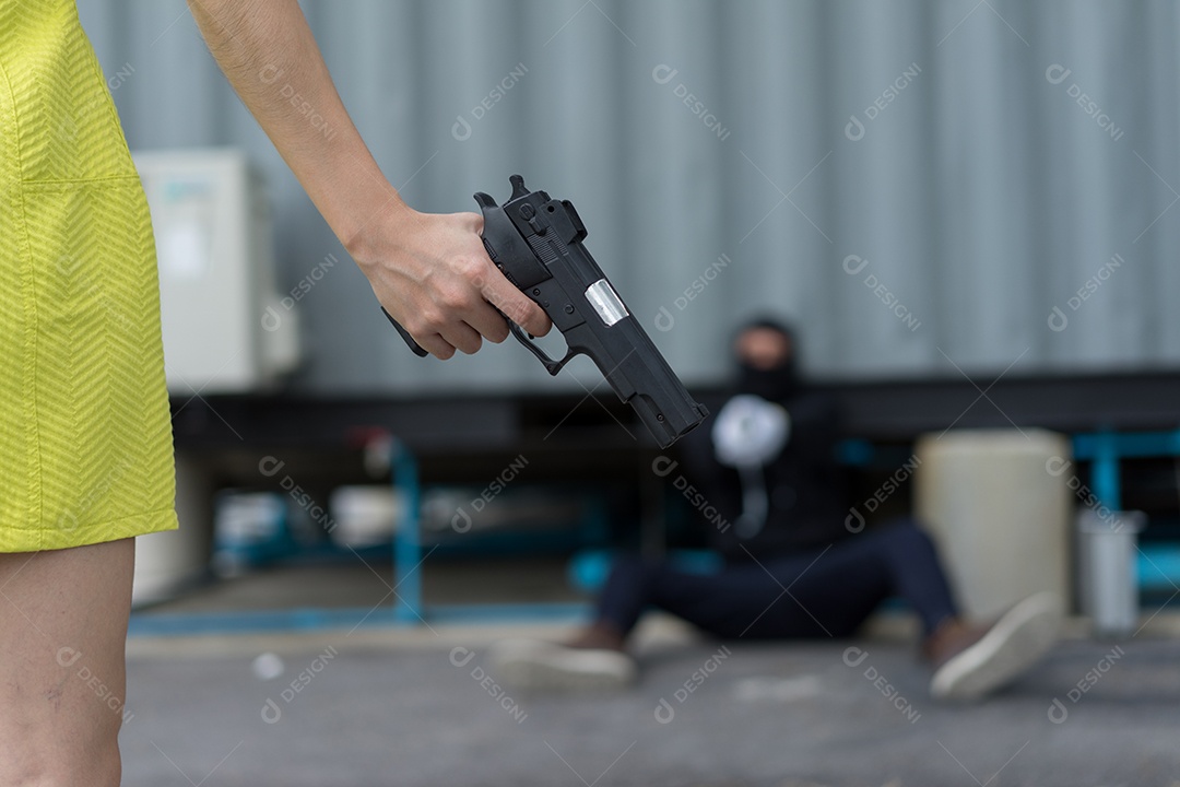 Jovem mulher segurando arma de autodefesa de homem bandido