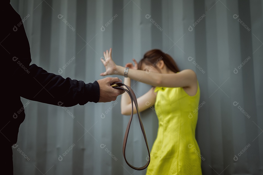 Homem bandido com cinto para ataque mulher ferida