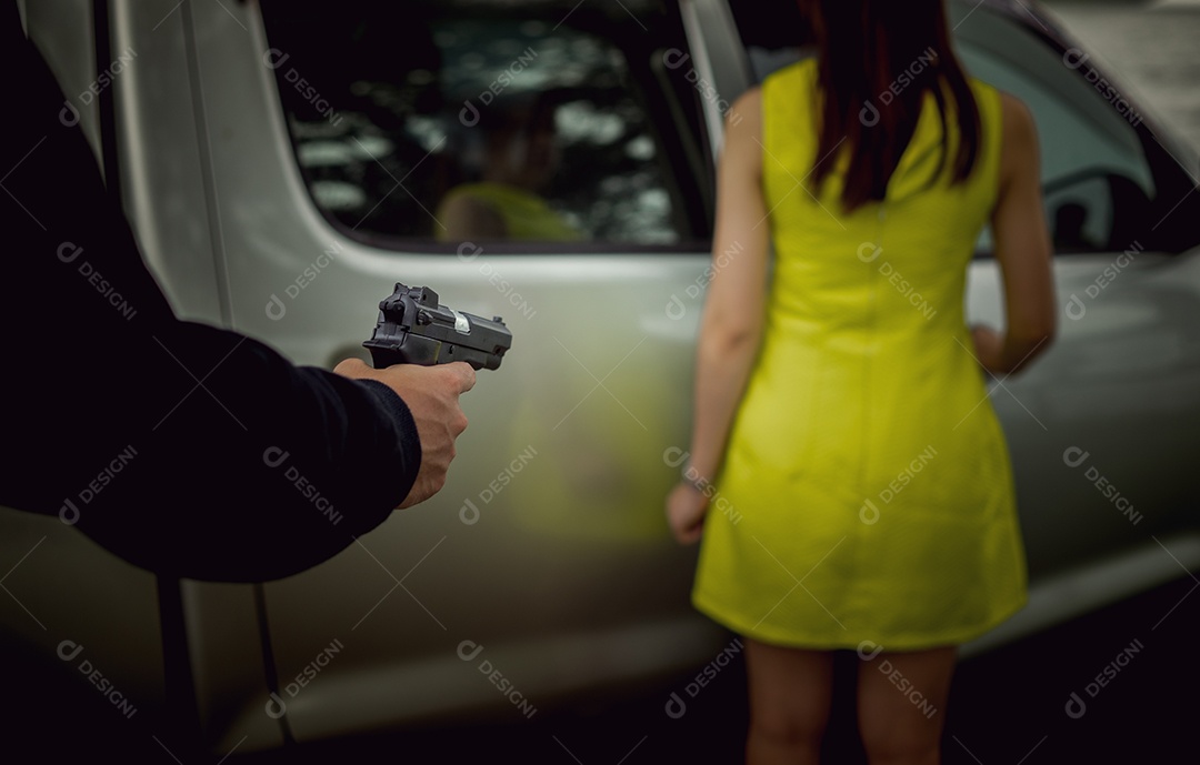 Homem bandido segurando revólver para sequestrar mulher