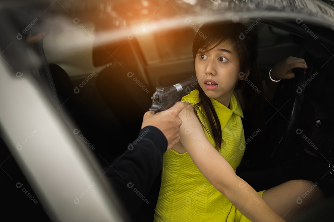 Homem bandido segurando revólver para sequestrar mulher