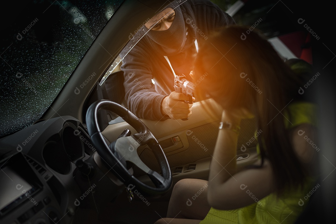 Homem bandido segurando revólver para sequestrar mulher