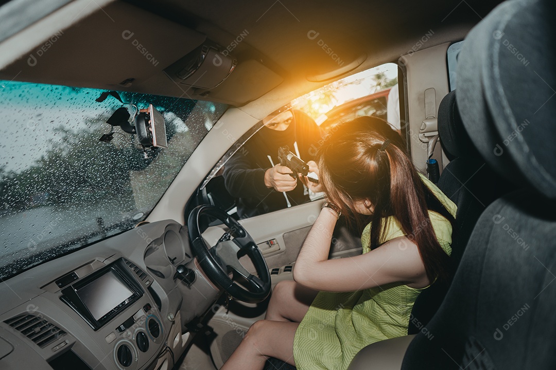 Homem bandido segurando revólver para sequestrar mulher