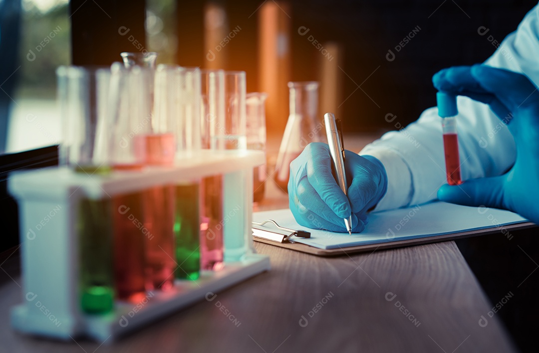 Cientistas com óculos trabalhando em pesquisa e realiza experimentos