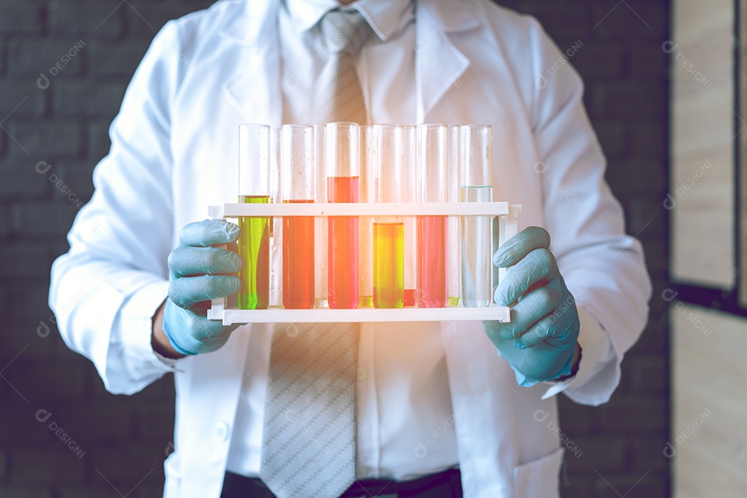 Cientistas com óculos trabalhando em pesquisa e realiza experimentos