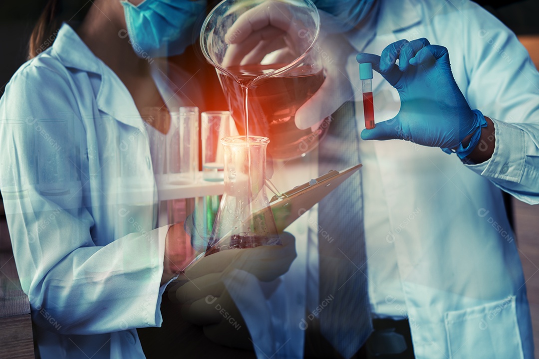 Cientistas com óculos trabalhando em pesquisa e realiza experimentos