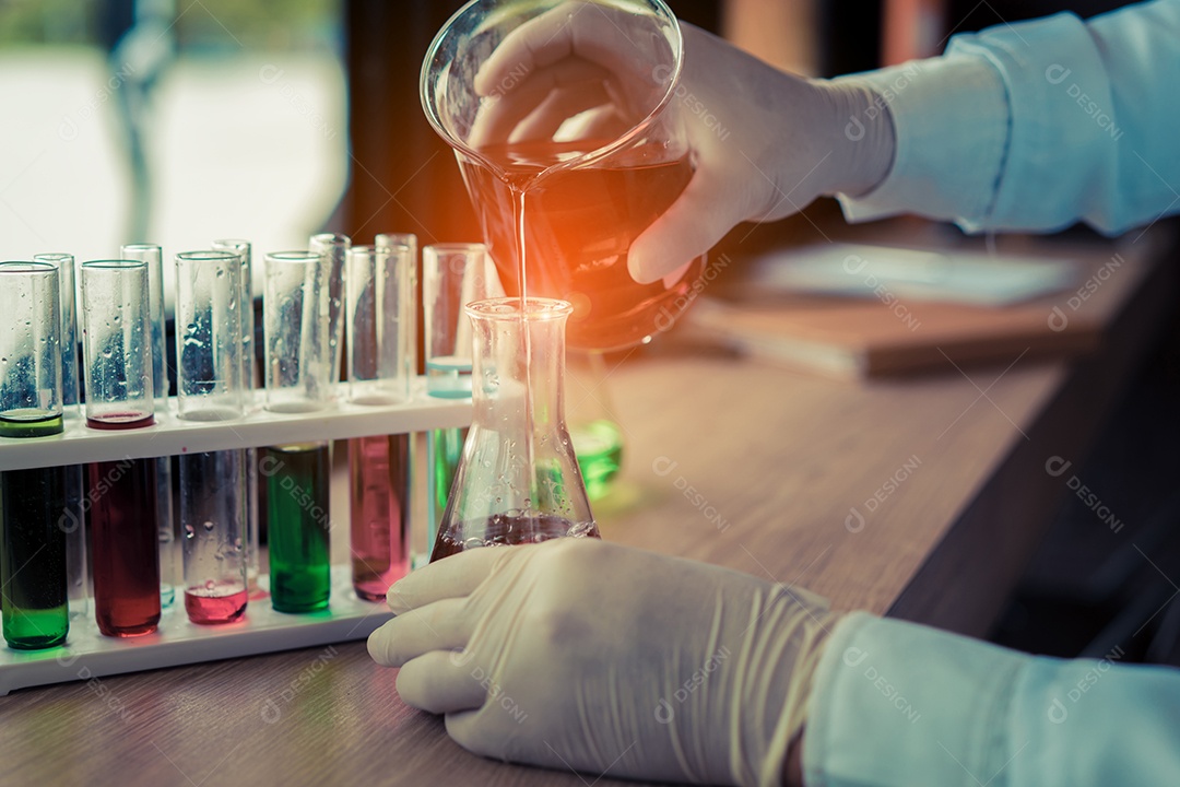 Cientistas com óculos trabalhando em pesquisa e realiza experimentos