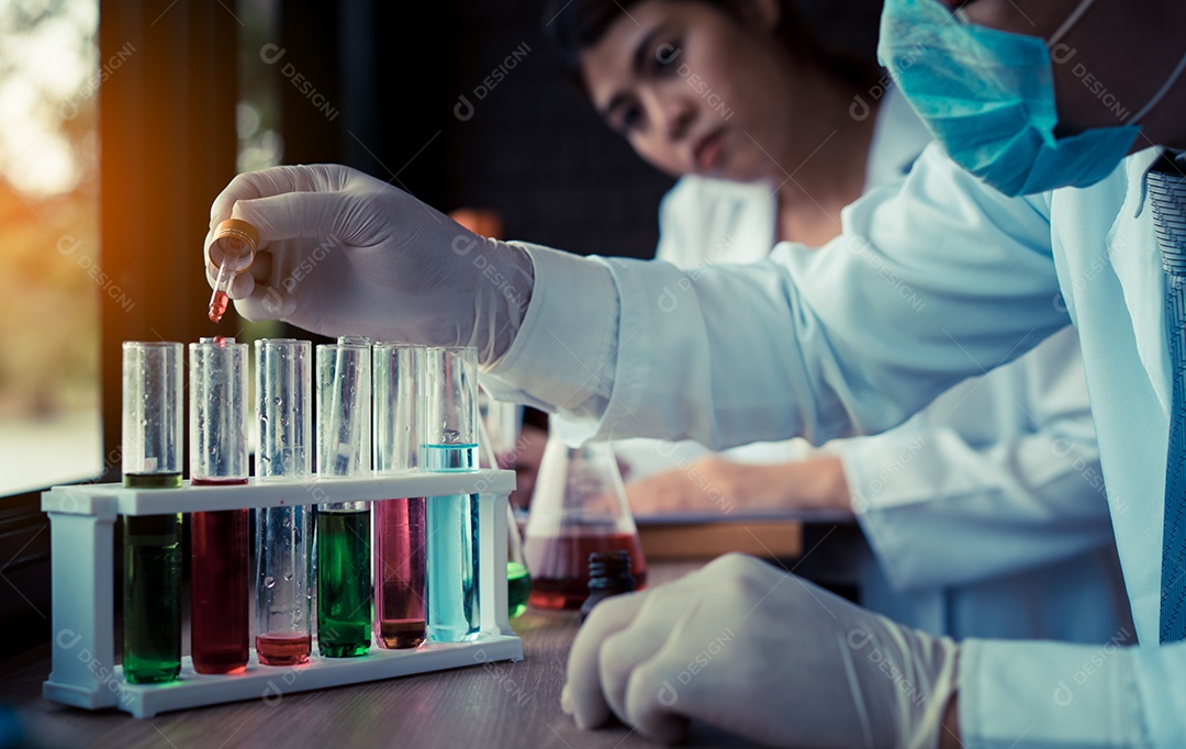 Cientistas com óculos trabalhando em pesquisa e realiza experimentos