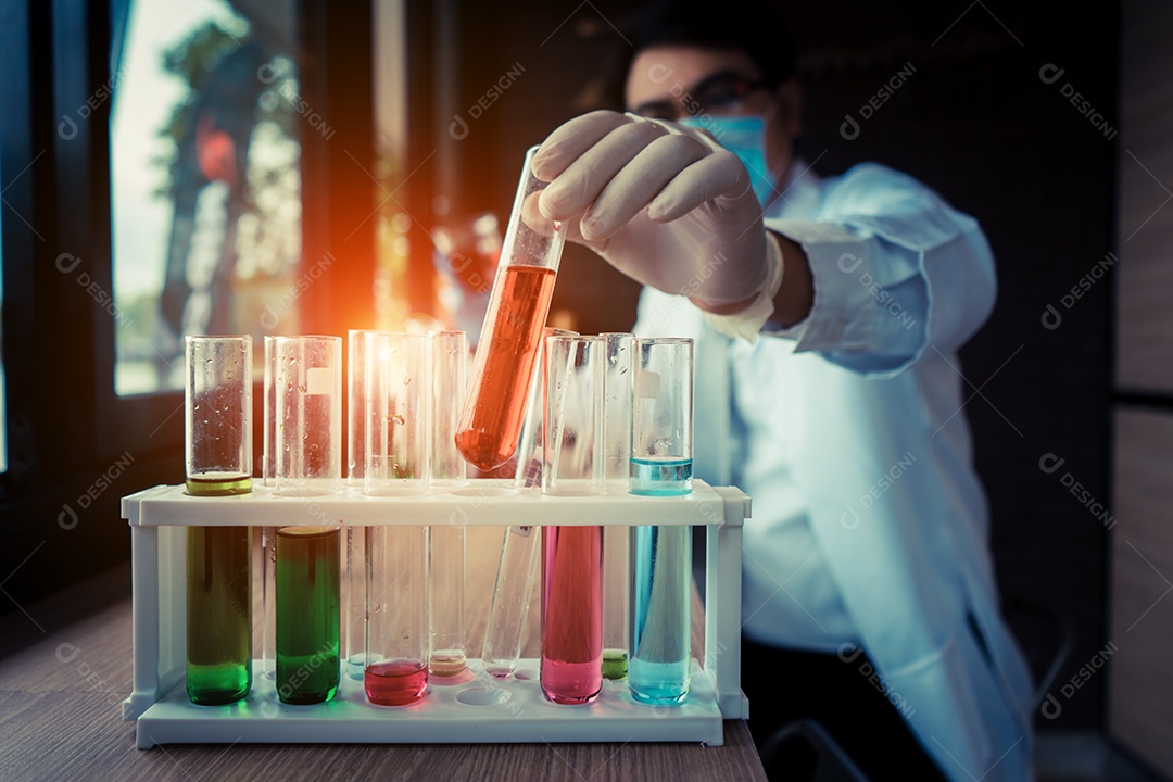 Cientistas com óculos trabalhando em pesquisa e realiza experimentos