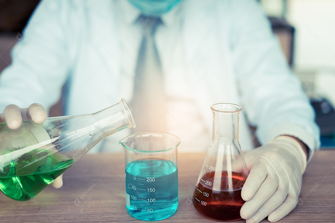 Cientistas com óculos trabalhando em pesquisa e realiza experimentos