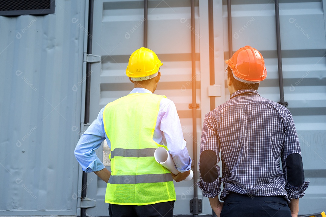 Homens engenheiros juntos agrupam o parceiro de trabalho em equipe e juntam-se à construção de projetos bem-sucedidos