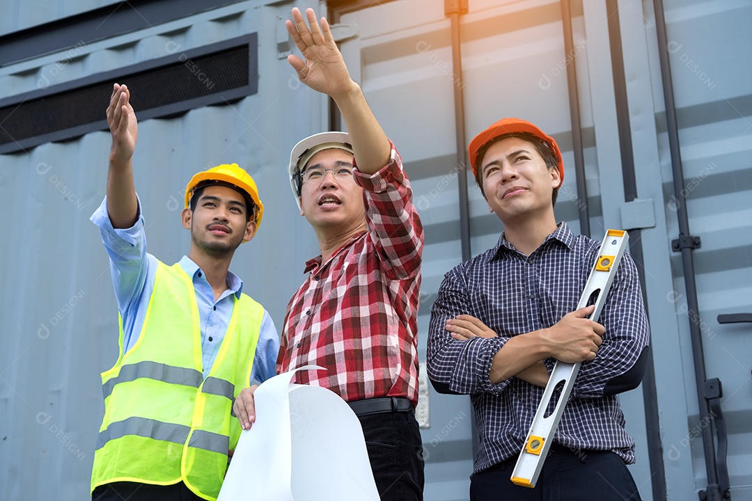 Homens engenheiros juntos agrupam o parceiro de trabalho em equipe e juntam-se à construção de projetos bem-sucedidos