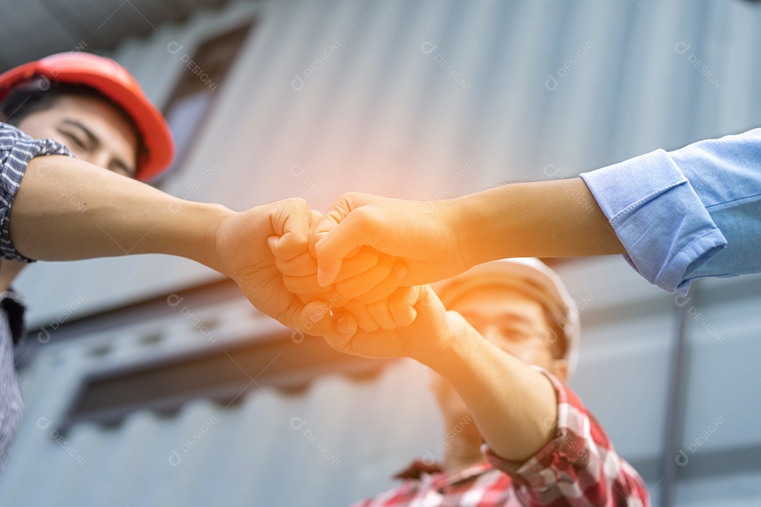 Homens engenheiros juntos agrupam o parceiro de trabalho em equipe e juntam-se à construção de projetos bem-sucedidos