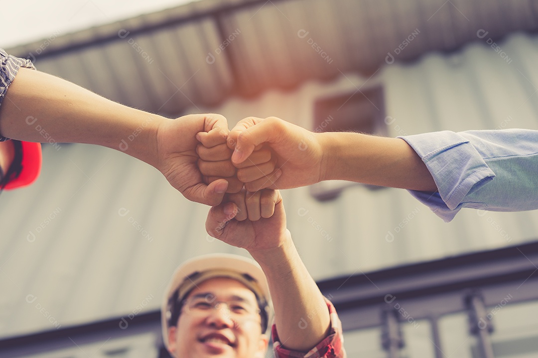 Homens engenheiros juntos agrupam o parceiro de trabalho em equipe e juntam-se à construção de projetos bem-sucedidos