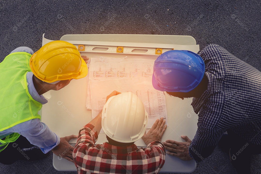 Homens engenheiros juntos agrupam o parceiro de trabalho em equipe e juntam-se à construção de projetos bem-sucedidos