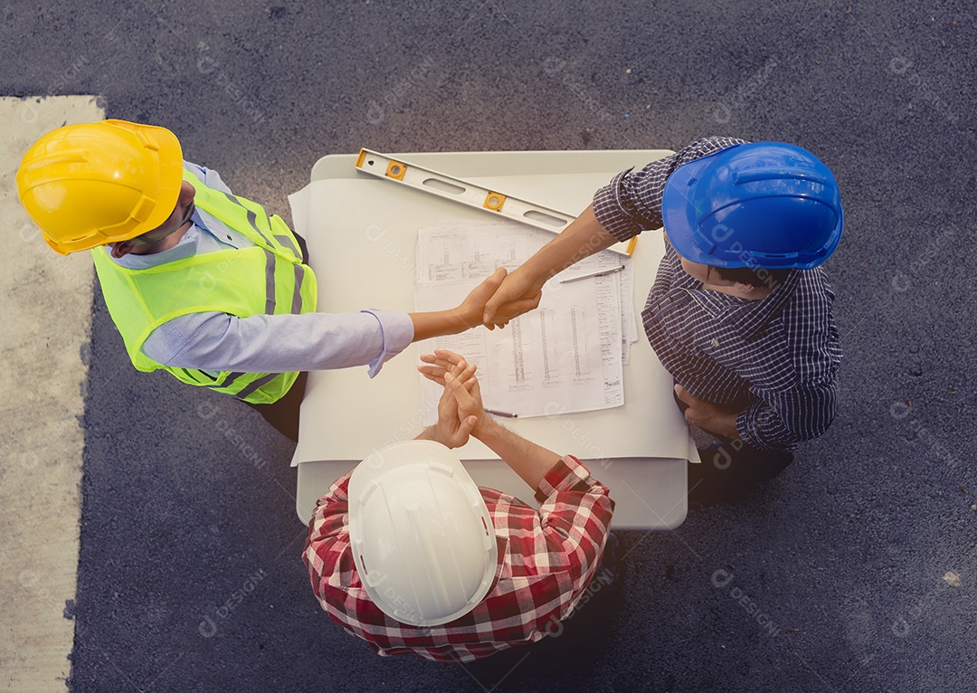 Homens engenheiros juntos agrupam o parceiro de trabalho em equipe e juntam-se à construção de projetos bem-sucedidos
