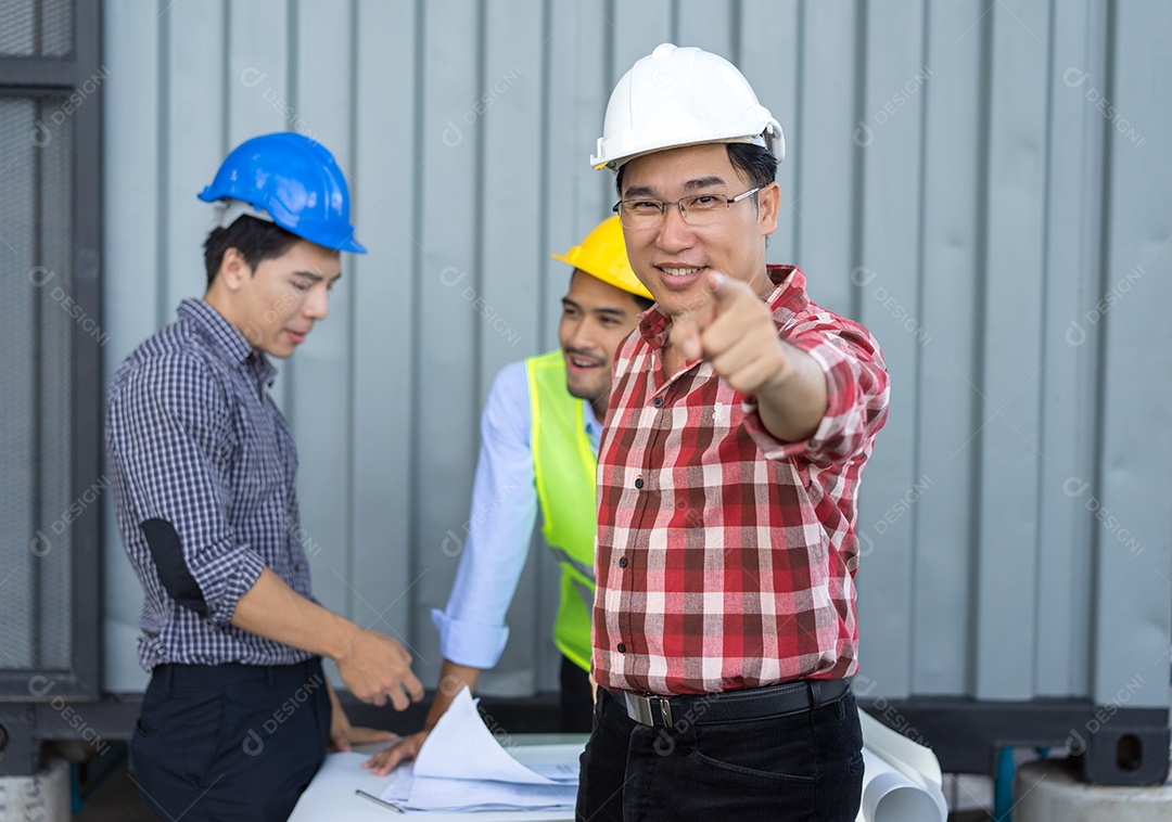 Engenheiros com capacete de segurança trabalhando em construção