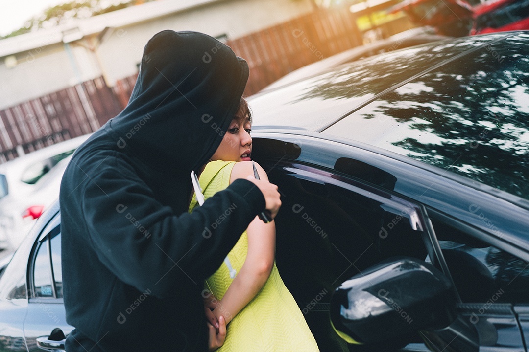 Homem bandido segurando revólver para sequestrar mulher