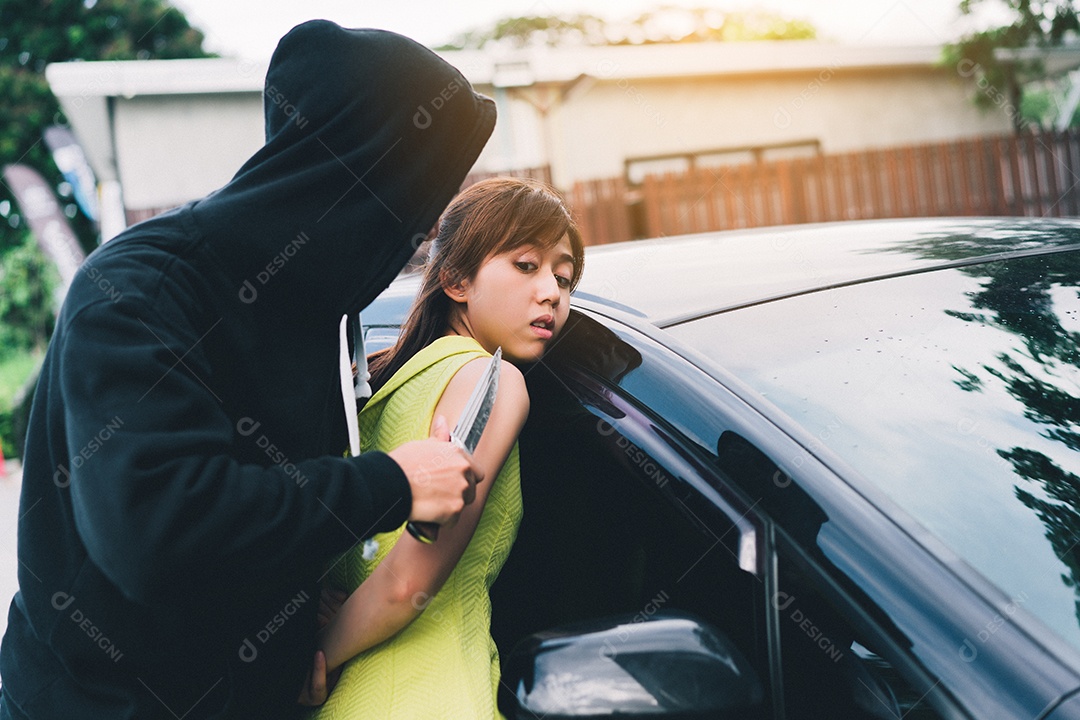Homem bandido segurando revólver para sequestrar mulher