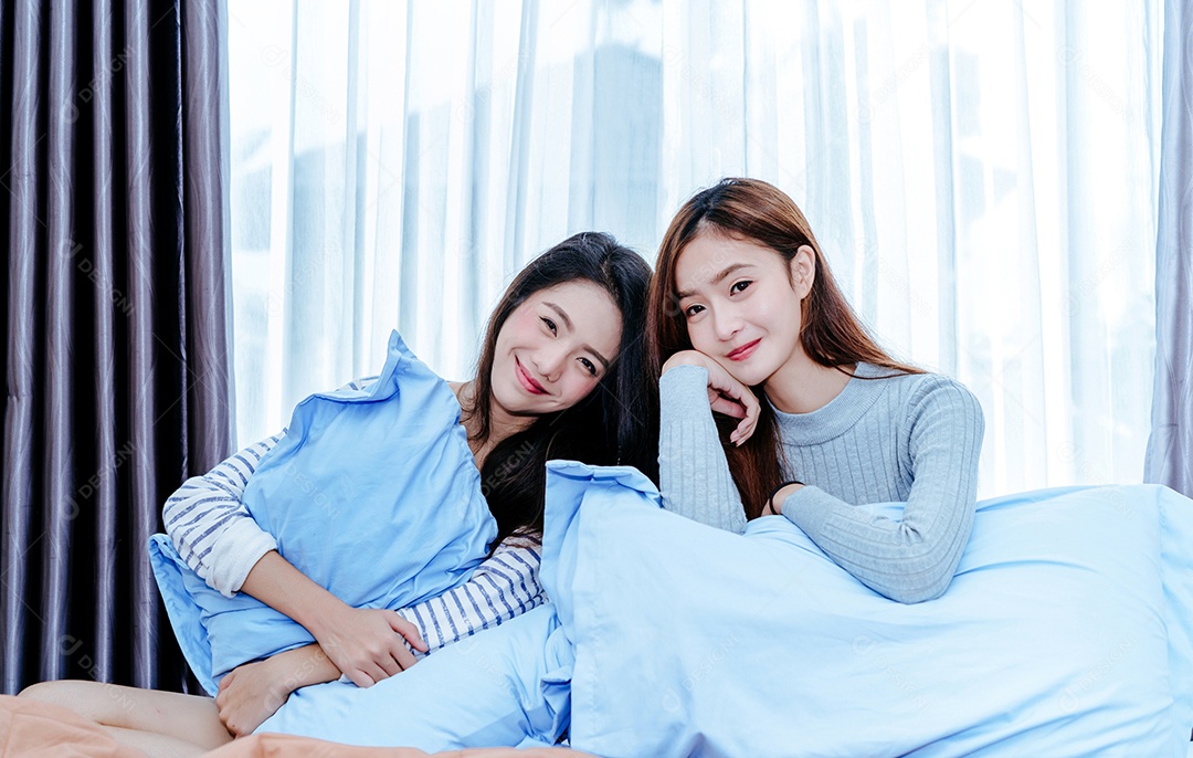 Feliz amante de casal de lésbicas asiáticas do mesmo sexo no quarto