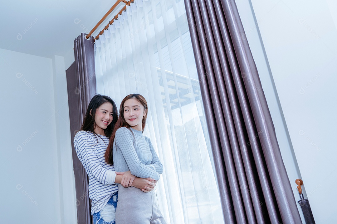 Feliz amante de casal de lésbicas asiáticas do mesmo sexo no quarto