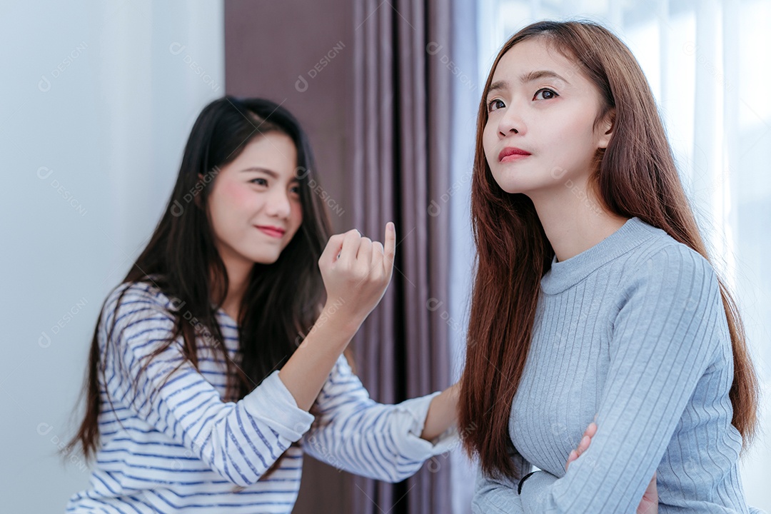 Casal de lésbicas asiáticas do mesmo sexo reconcilia discussão