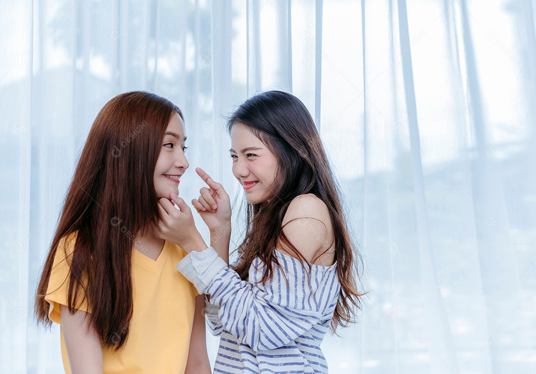 Casal de lésbicas asiáticas do mesmo sexo vivendo juntas em casa.