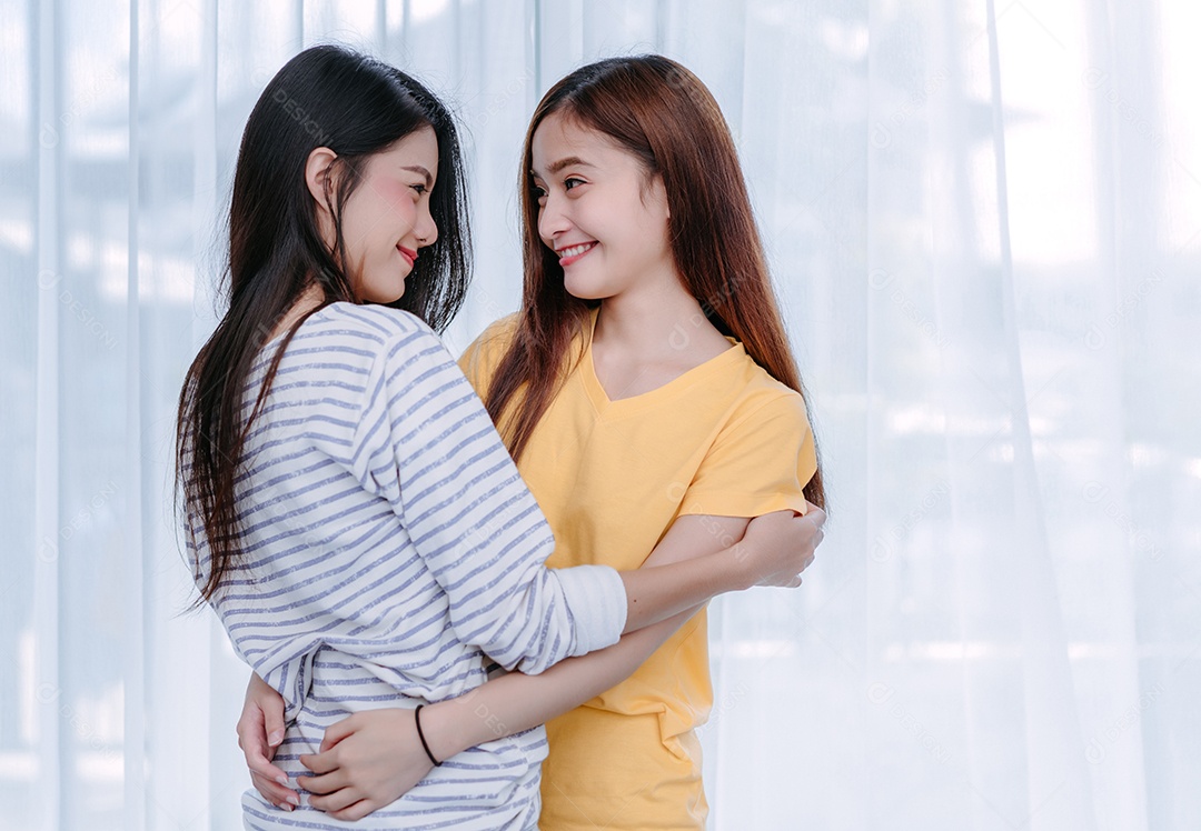 Casal de lésbicas asiáticas do mesmo sexo se abraça no quarto