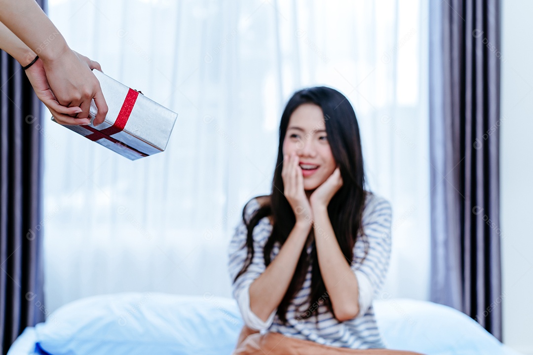 Casal lésbico LGBT surpreende com caixa de presente para namorada