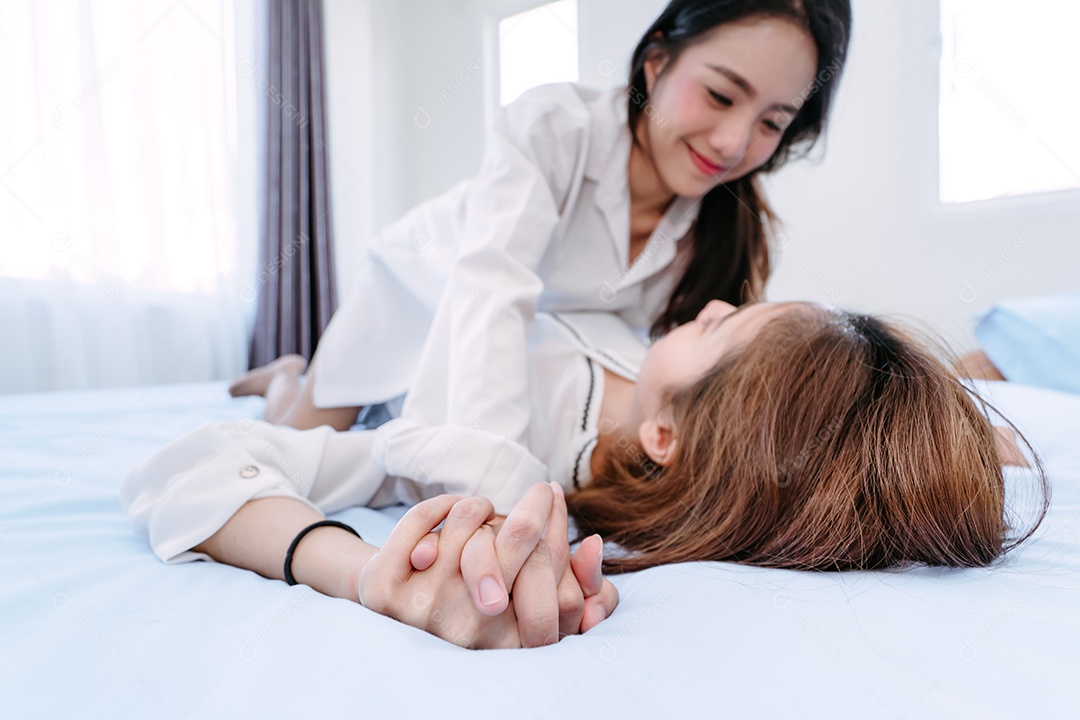 Cena erótica amante de casal de lésbicas asiáticas do mesmo sexo no sentimento de felicidade do quarto