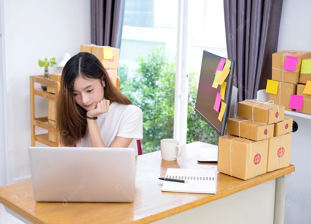 Jovem asiática freelancer de negócios privada trabalhando em escritório doméstico com laptop