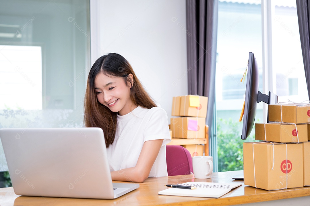 Jovem asiática freelancer de negócios privada trabalhando em escritório doméstico com laptop