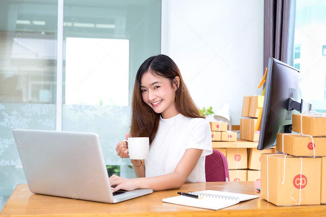 Jovem asiática freelancer de negócios privada trabalhando em escritório doméstico com laptop