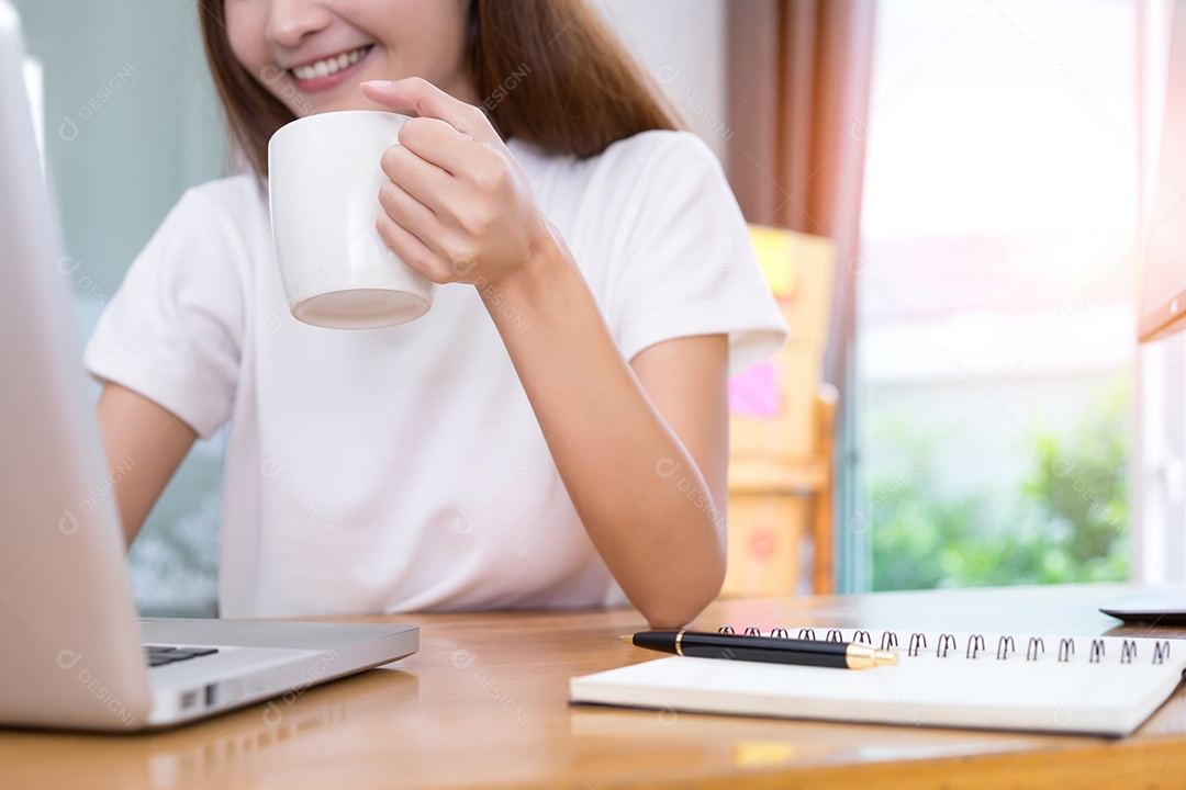 Jovem asiática freelancer de negócios privada trabalhando em escritório doméstico com laptop