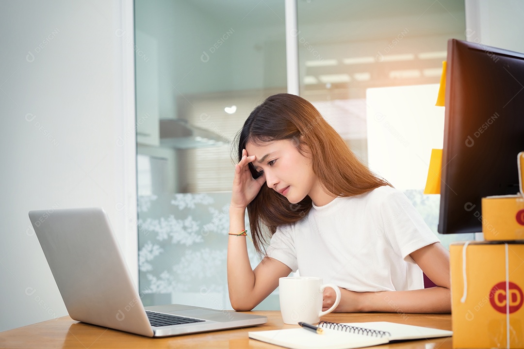 Jovem asiática freelancer pequena empresa privada trabalhando em escritório doméstico com laptop