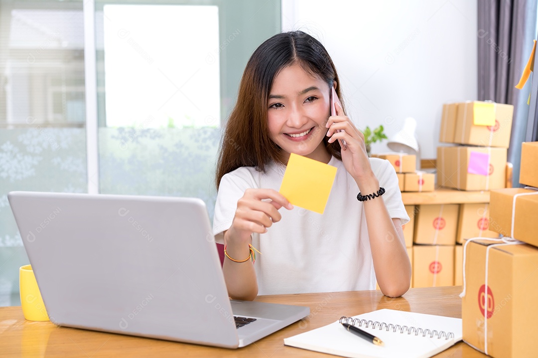 Jovem asiática freelancer pequena empresa privada trabalhando em escritório doméstico com laptop