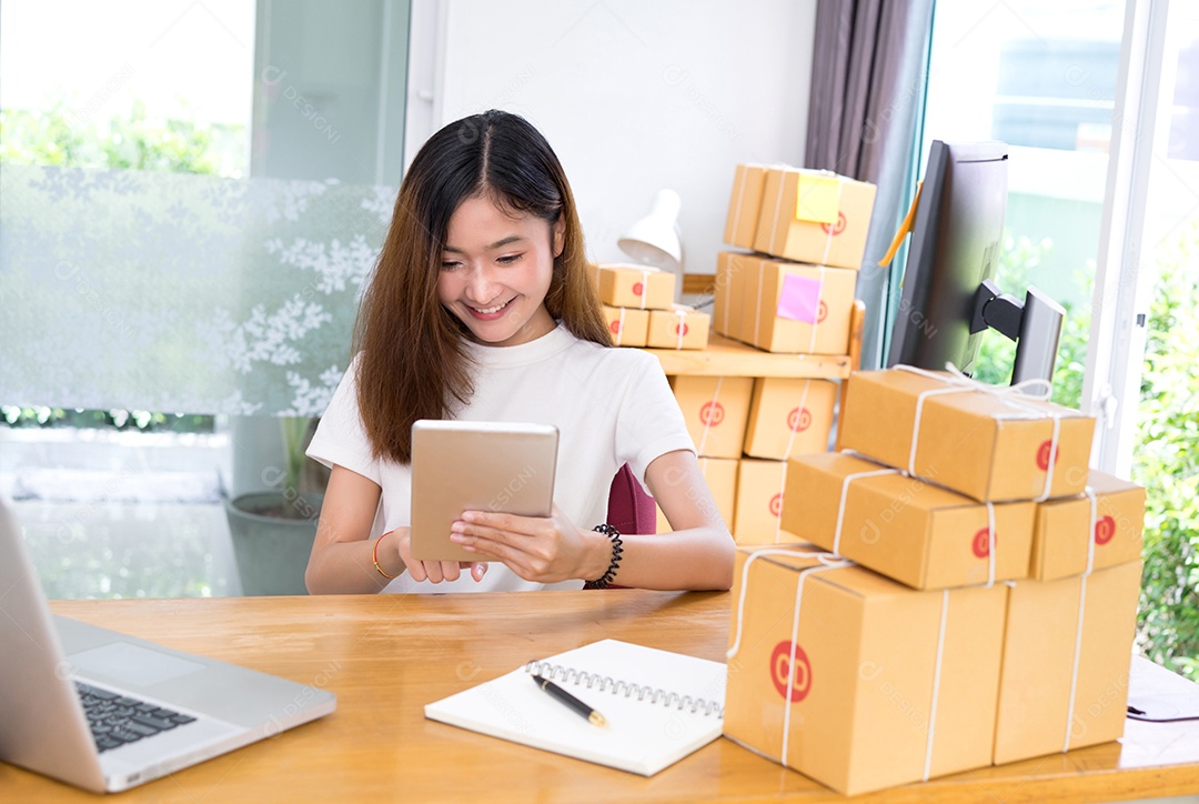 Jovem asiática freelancer pequena empresa privada trabalhando em escritório doméstico com laptop